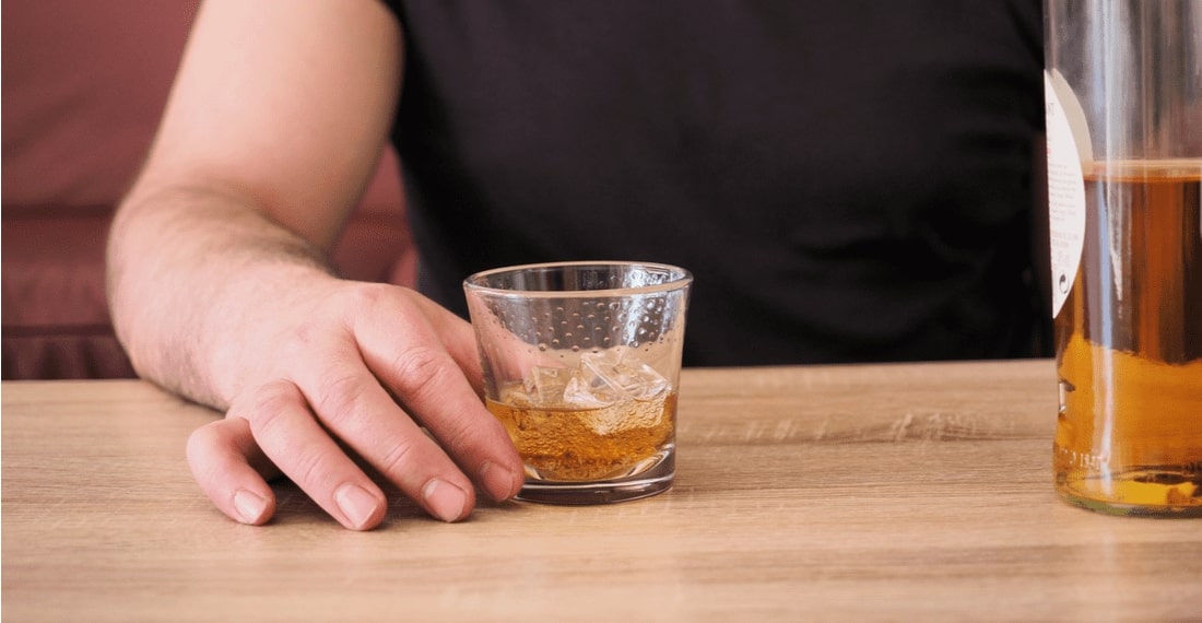 Алкоголик со стаканом в руке